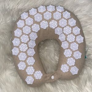 NWOT Kanjo travel acupressure neck pillow